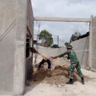 Keterangan Foto: Babinsa Koramil 09/Ketol Sertu Witra WS bersama warga membantu menimbun lantai rumah milik Bapak Sutino.(Dok/Ist)