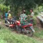 Keterangan Foto: Babinsa Koramil 09/Ketol, Serda Agus, melaksanakan komunikasi sosial (Komsos) bersama masyarakat.(Dok/Ist)