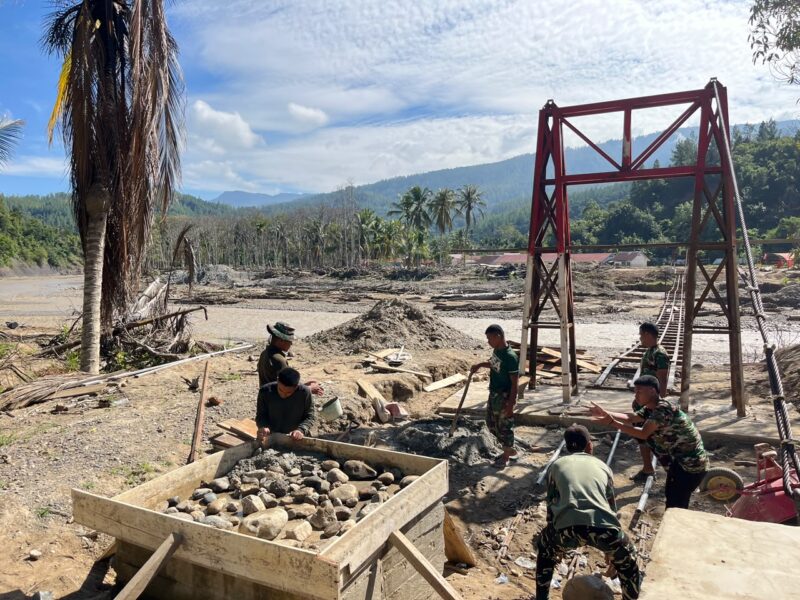 Ket Foto: Personel TNI bersama masyarakat sedang melaksanakan pengerjaan pembangunan Jembatan Perintis Garuda Tahap III di Desa Reje Payung, Kecamatan Linge, Kabupaten Aceh Tengah, Minggu (05/07/2026).(Dok/Ist)
