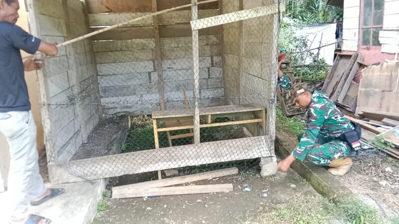 Keterangan Foto: Babinsa Koramil 08/SN Serda Suprianto bersama warga melaksanakan karya bhakti membantu pembangunan kios,(6/72026).(Dok/Ist)