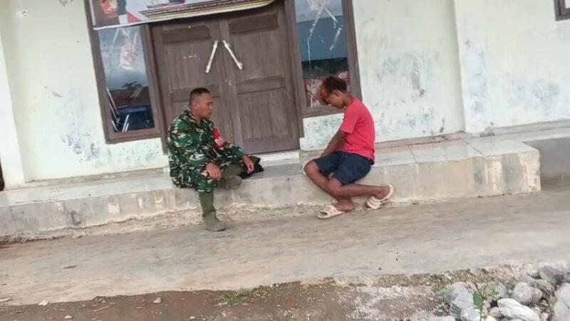 Keterangan Foto: Babinsa Koramil 06/Jagong Serka Suhardi saat melaksanakan kegiatan Komsos bersama warga binaan.(Dok/Ist)