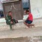 Keterangan Foto: Babinsa Koramil 06/Jagong Serka Suhardi saat melaksanakan kegiatan Komsos bersama warga binaan.(Dok/Ist)