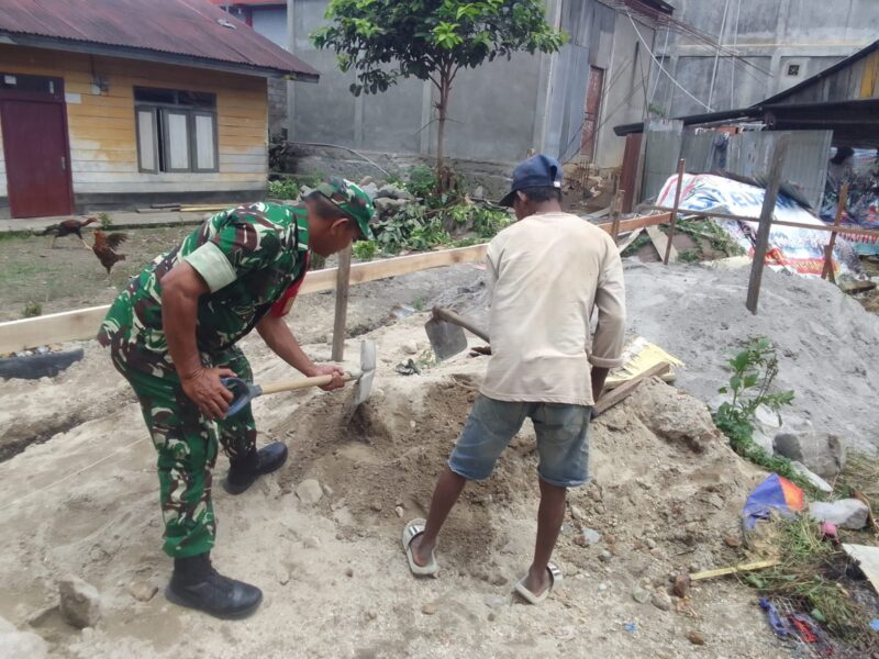 Ket Foto: Babinsa Koramil 02/Bebesen Serda Saufan saat membantu warga,(8/7/2026).(Dok: Ist)