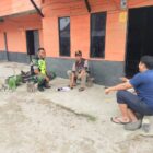 Keterangan Foto: Babinsa Koramil 02/Bebesen  Serda Agus Riadi melaksanakan kegiatan komunikasi sosial, Rabu (08/07/2026).(Dok: Ist)