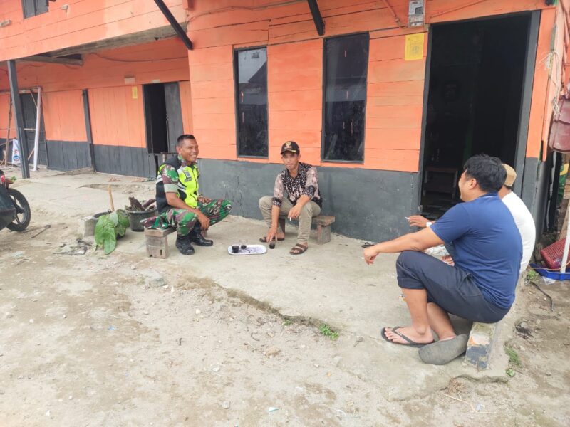 Keterangan Foto: Babinsa Koramil 02/Bebesen  Serda Agus Riadi melaksanakan kegiatan komunikasi sosial, Rabu (08/07/2026).(Dok: Ist)