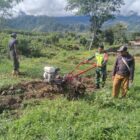 Babinsa Koramil 04/Bintang Sertu Agustia bersama warga saat membantu pembuatan lahan tanam cabai (9/7/2026).(Dok: Ist)