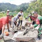 Babinsa Koramil 04/Bintang Sertu Firman Wahyudi bersama warga bangun jalan desa, (9/7/2026).(Dok:Ist)