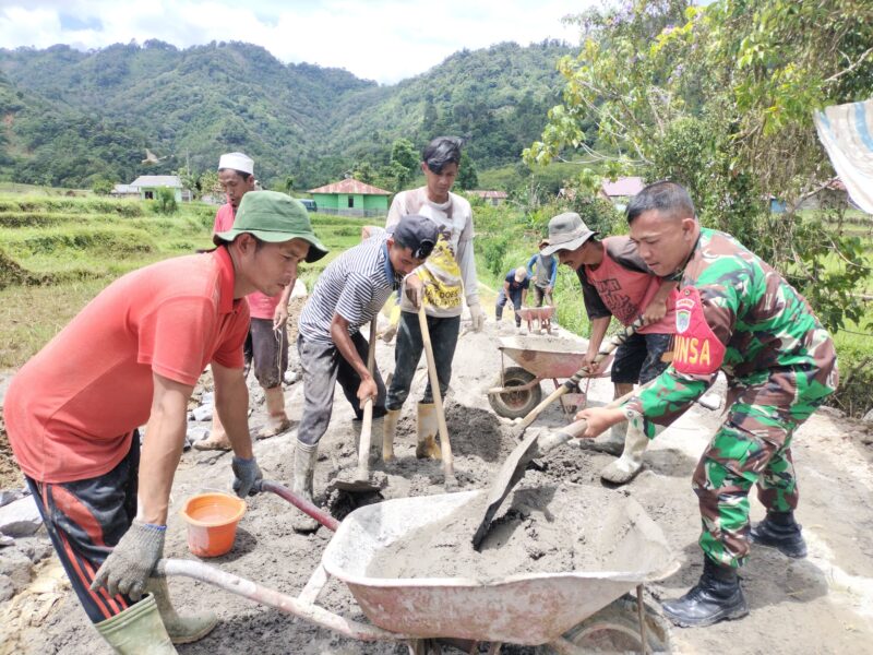 Babinsa Koramil 04/Bintang Sertu Firman Wahyudi bersama warga bangun jalan desa, (9/7/2026).(Dok:Ist)
