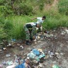 Babinsa Koramil 04/Bintang Kodim 0106/Aceh Tengah, Sertu Haidir Adami bersama warga melaksanakan gotong royong (10/7/2026).(Dok:Ist)