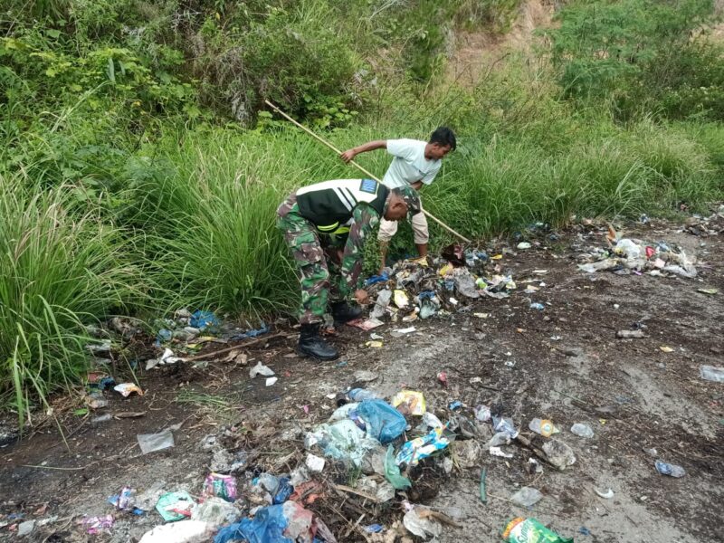 Babinsa Koramil 04/Bintang Kodim 0106/Aceh Tengah, Sertu Haidir Adami bersama warga melaksanakan gotong royong (10/7/2026).(Dok:Ist)