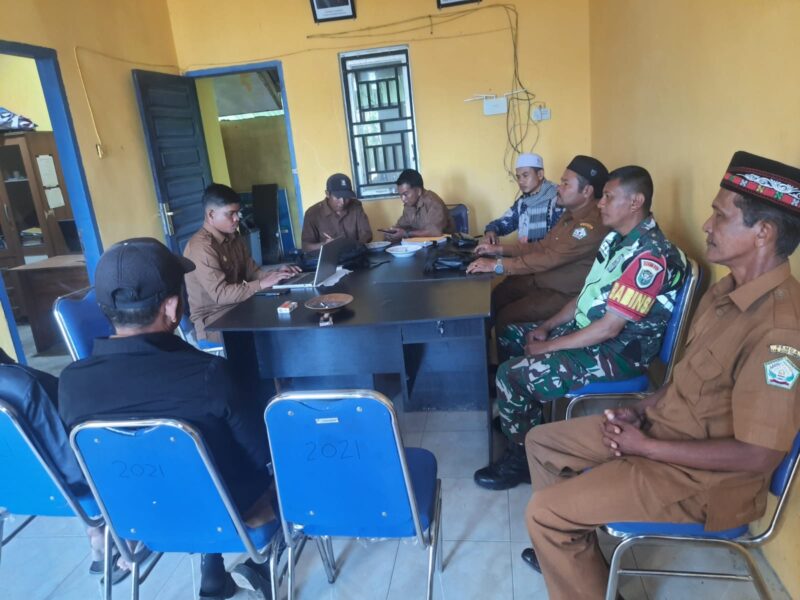 Babinsa Koramil 09/Ketol Kodim 0106/Aceh Tengah Sertu Subeno melaksanakan komunikasi sosial (Komsos) bersama aparatur Desa,(11/7/2026).(Dok: Ist)