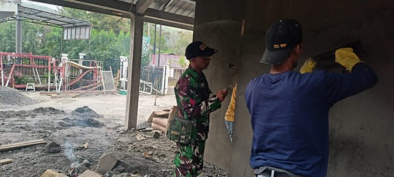 Babinsa Koramil 02/Bebesen Kopka Fuadi bersama warga melaksanakan karya bhakti membantu memplaster rumah milik warga di Kecamatan Bebesen, Aceh Tengah, Minggu (12/7/2026).