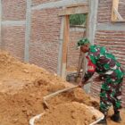 Babinsa Koramil 04/Bintang , Koptu Armaya, bersama warga melaksanakan kegiatan gotong royong penimbunan tapak rumah (13/7/2026).(Dok:Ist)