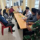 Babinsa Koramil 02/Bebesen Sertu Januariska melaksanakan kegiatan Komunikasi Sosial (Komsos) bersama aparatur desa (13/7/2026).(Dok: Ist)