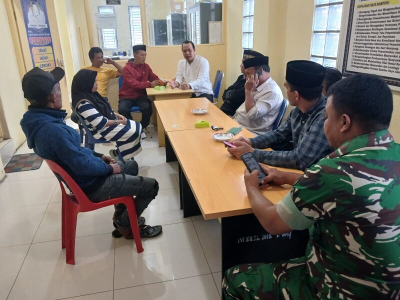 Babinsa Koramil 02/Bebesen  Sertu Januariska melaksanakan kegiatan Komunikasi Sosial (Komsos) bersama aparatur desa (13/7/2026).(Dok: Ist)