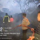 Personel Polri bersama warga berupaya memadamkan sisa kobaran api dan asap tebal pada kebakaran rumah (13/7/2026) sore.(Dok:Ist)
