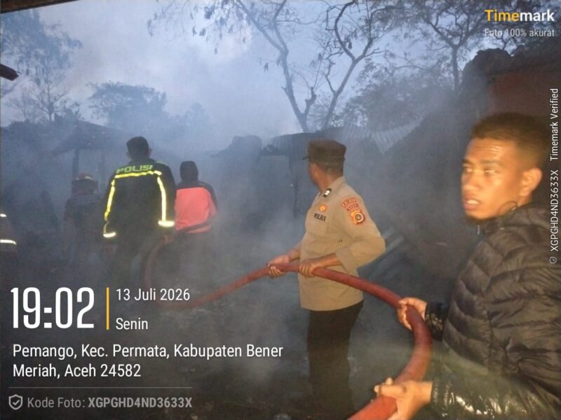 Personel Polri bersama warga berupaya memadamkan sisa kobaran api dan asap tebal pada kebakaran rumah (13/7/2026) sore.(Dok:Ist)
