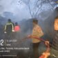 Personel Polri bersama warga berupaya memadamkan sisa kobaran api dan asap tebal pada kebakaran rumah (13/7/2026) sore.(Dok:Ist)