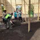 Babinsa Koramil 08/Silih Nara, Serda Budiman, bersama masyarakat melaksanakan gotong royong pembangunan meunasah (14/7/2026).(Dok: Ist)
