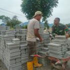 Babinsa Koramil 08/SN Koptu Zaini Saputra membantu warga mengangkat batako untuk pembangunan rumah(14/7/2026).(Dok:Ist)