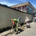 Babinsa Koramil 01/Lut Tawar Kopka A. Ginting bersama warga melaksanakan karya bhakti di desa binaan, Rabu (15/07/2026).(Dok:Ist)