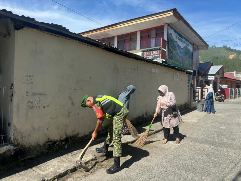 Babinsa Koramil 01/Lut Tawar Kopka A. Ginting bersama warga melaksanakan karya bhakti di desa binaan, Rabu (15/07/2026).(Dok:Ist)