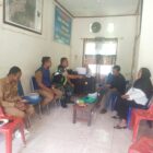 Babinsa Koramil 01/Lut Tawar Kopka Saring saat melaksanakan Komsos bersama aparatur Desa Pedemun One-One, Rabu (15/07/2026).(Dok:Ist)