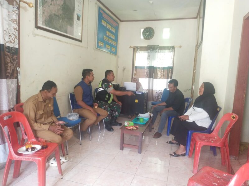 Babinsa Koramil 01/Lut Tawar Kopka Saring saat melaksanakan Komsos bersama aparatur Desa Pedemun One-One, Rabu (15/07/2026).(Dok:Ist)