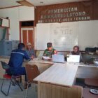Babinsa Koramil 03/Pegasing, Serda Sukarsono, melaksanakan komsos bersama aparatur kampung di Kantor Reje,Kamis (16/7/2026).(Dok: Ist)
