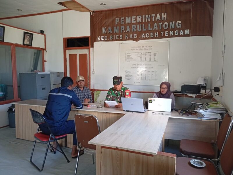 Babinsa Koramil 03/Pegasing, Serda Sukarsono, melaksanakan komsos bersama aparatur kampung di Kantor Reje,Kamis (16/7/2026).(Dok: Ist)