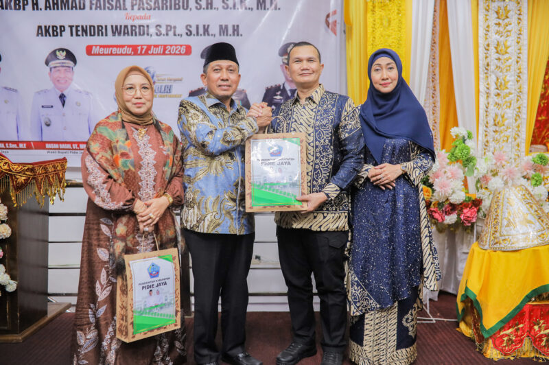 Keakraban Bupati Syibral dengan AKBP Ahmad Faisal Pasaribu, dalam acara lepas sambut Kapolres Pidie Jaya Jum'at malam, 17/7/2026. Foto:Dok/ Humas Prokopim Pidie Jaya 