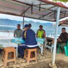 Babinsa Koramil 01/Lut Tawar Kodim 0106/Aceh Tengah Serma Suwardi melaksanakan komsos bersama masyarakat (17/7/2026).(Dok: Ist)