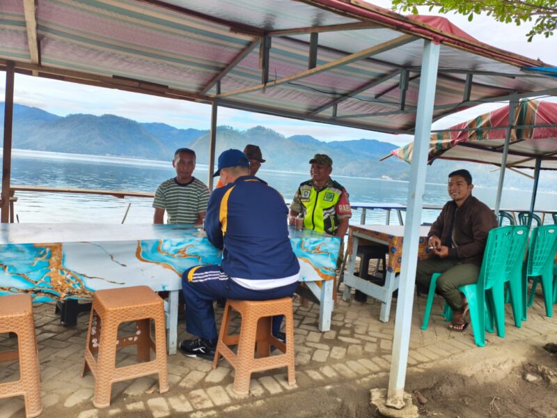 Babinsa Koramil 01/Lut Tawar Kodim 0106/Aceh Tengah Serma Suwardi melaksanakan komsos bersama masyarakat (17/7/2026).(Dok: Ist)