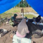 Sertu Sopian, Babinsa Koramil 09/Ketol , membantu warga binaan mengisi tanah ke dalam polibag untuk bibit cabai merah (17/7/2026).(Dok:Ist)