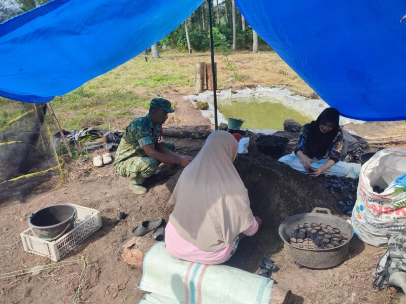 Sertu Sopian, Babinsa Koramil 09/Ketol , membantu warga binaan mengisi tanah ke dalam polibag untuk bibit cabai merah (17/7/2026).(Dok:Ist)