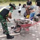 Babinsa Koramil 05/Linge Srd Irman bersama masyarakat melaksanakan gotong royong penyusunan paving block di halaman Masjid (18/7/2026).(Dok: Ist)