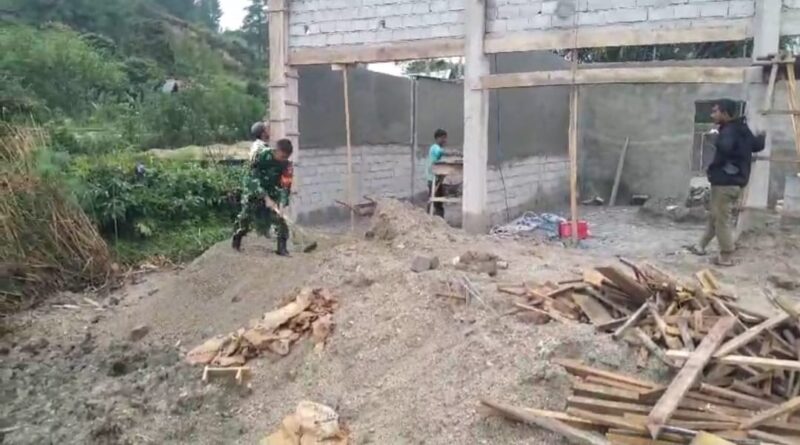 Babinsa Koramil 01/Lut Tawar, Serma Zainal Abidin bersama warga melaksanakan karya bakti (18/7/2026).(Dok: Ist)