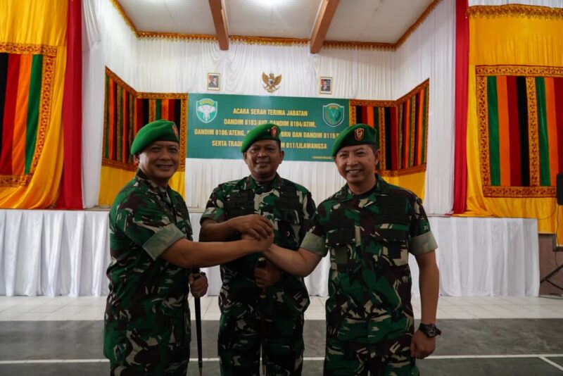 Danrem 011/Lilawangsa Brigjen TNI Ali Imran berjabat tangan bersama Letkol Inf Raden Herman Sasmita dan Letkol Czi Rudy Haryanto (18/7/2026).(Dok:Ist)