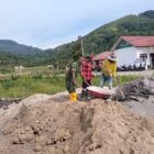Babinsa Koramil 01/Lut Tawar Kodim 0106/Aceh Tengah, Serka Arwin, melaksanakan karya bakti bersama warga,(19/7/2026).(Dok:Ist)
