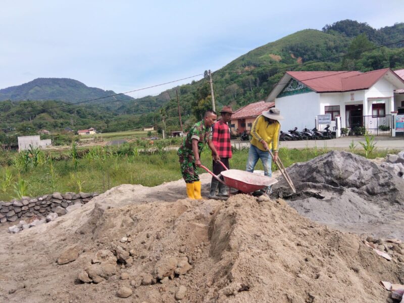 Babinsa Koramil 01/Lut Tawar Kodim 0106/Aceh Tengah, Serka Arwin, melaksanakan karya bakti bersama warga,(19/7/2026).(Dok:Ist)