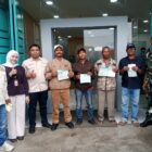 Babinsa Koramil 01/Lut Tawar Kodim 0106/Aceh Tengah, Sertu Misran melaksanakan komunikasi sosial (Komsos) sekaligus pendampingan warga binaan di Bank BSI,Selasa (21/7/2026).(Dok: Ist)