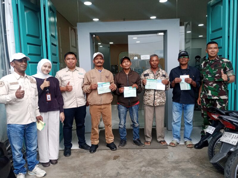 Babinsa Koramil 01/Lut Tawar Kodim 0106/Aceh Tengah, Sertu Misran melaksanakan komunikasi sosial (Komsos) sekaligus pendampingan warga binaan di Bank BSI,Selasa (21/7/2026).(Dok: Ist)