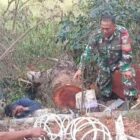 Babinsa Koramil 06/Jagong Serka Suhardi bersama warga memperbaiki pipa saluran air bersih di Desa Berawang Dewal, Selasa (21/7/2026).(Dok:Ist)