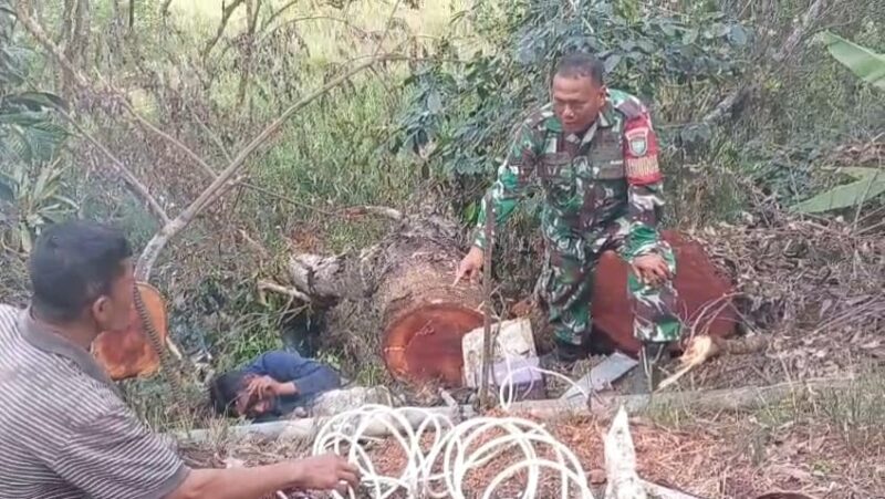 Babinsa Koramil 06/Jagong Serka Suhardi bersama warga memperbaiki pipa saluran air bersih di Desa Berawang Dewal, Selasa (21/7/2026).(Dok:Ist)