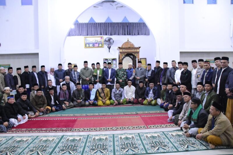 Dandim 0106/Aceh Tengah Letkol Czi Rudy Haryanto bersama Wakil Bupati, unsur Forkopimda, tokoh agama, dan masyarakat melaksanakan Safari Subuh berjamaah di Kecamatan Bebesen,(22/7/2026).(Dok: Ist)