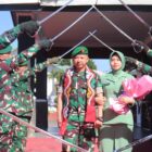 Pelepasan Dandim, Letkol Inf Raden Herman Sasmita bersama Ketua Persit Kartika Chandra Kirana Cabang XXII Kodim 0106/Aceh Tengah, Ny. Gustin Raden Herman Sasmita, saat prosesi tradisi pelepasan di Makodim 0106/Aceh Tengah, diiringi penghormatan prajurit,(23/7/2026).(Dok: Ist)
