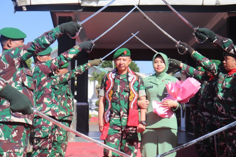 Pelepasan Dandim, Letkol Inf Raden Herman Sasmita bersama Ketua Persit Kartika Chandra Kirana Cabang XXII Kodim 0106/Aceh Tengah, Ny. Gustin Raden Herman Sasmita, saat prosesi tradisi pelepasan di Makodim 0106/Aceh Tengah, diiringi penghormatan prajurit,(23/7/2026).(Dok: Ist)