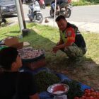 Babinsa Koramil 05/Linge Serka Adang Sukmana saat melaksanakan komunikasi sosial (Komsos) dengan pedagang Pekan Jumat di Desa Kute Baru, Kecamatan Linge, Aceh Tengah, Jumat (24/07/2026).(Dok:Ist)