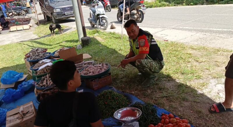 Babinsa Koramil 05/Linge Serka Adang Sukmana saat melaksanakan komunikasi sosial (Komsos) dengan pedagang Pekan Jumat di Desa Kute Baru, Kecamatan Linge, Aceh Tengah, Jumat (24/07/2026).(Dok:Ist)