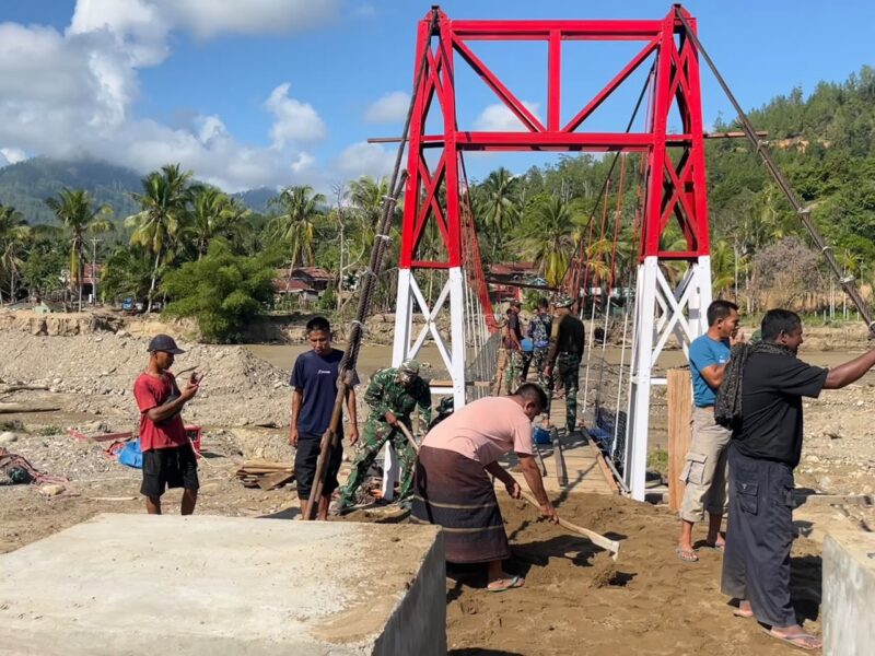 Personel TNI bersama masyarakat melanjutkan pengerjaan pembangunan Jembatan Perintis Garuda Tahap III di Desa Reje Payung, Kecamatan Linge, Aceh Tengah, Jumat (24/7/2026).(Dok: Pendim 0106/Aceh Tengah)